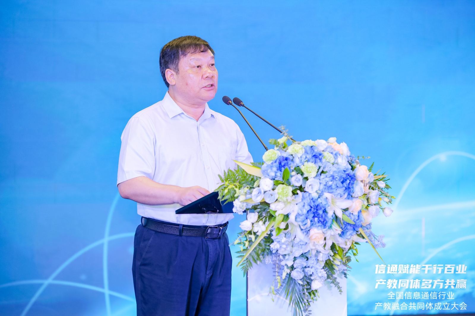 重庆工程职业技术学院党委书记易俊发言。.jpg