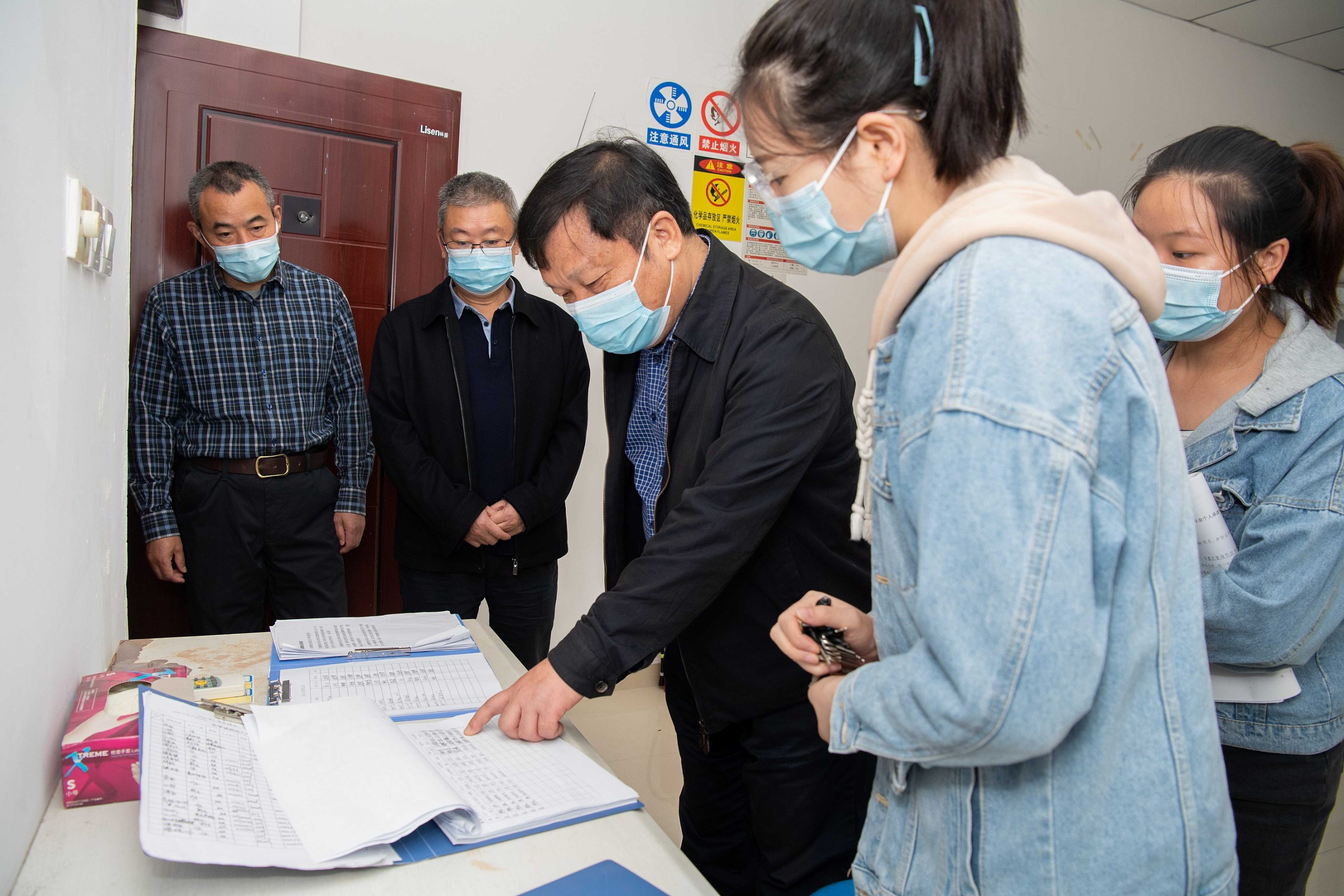 党委书记易俊带队检查危化品存储室_new.jpg