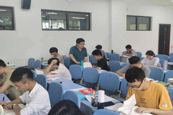 到教室询问考研同学学习进度.jpg
