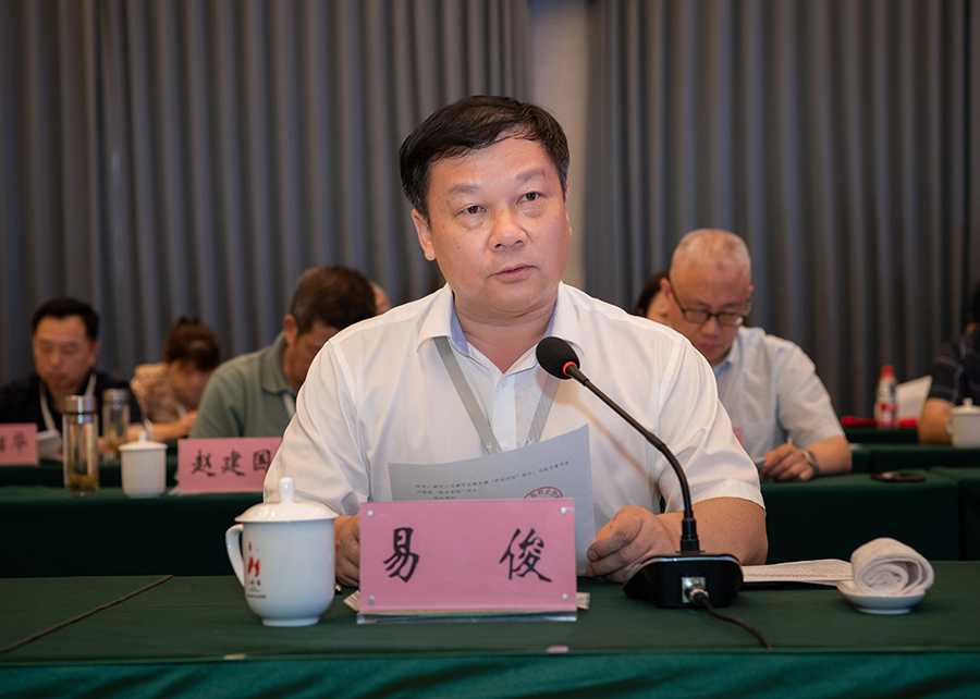 5我校党委书记、市职教社副主任易俊宣读成立奉节县兴隆镇、康乐镇、鹤峰乡3个新农学校的文件.jpg