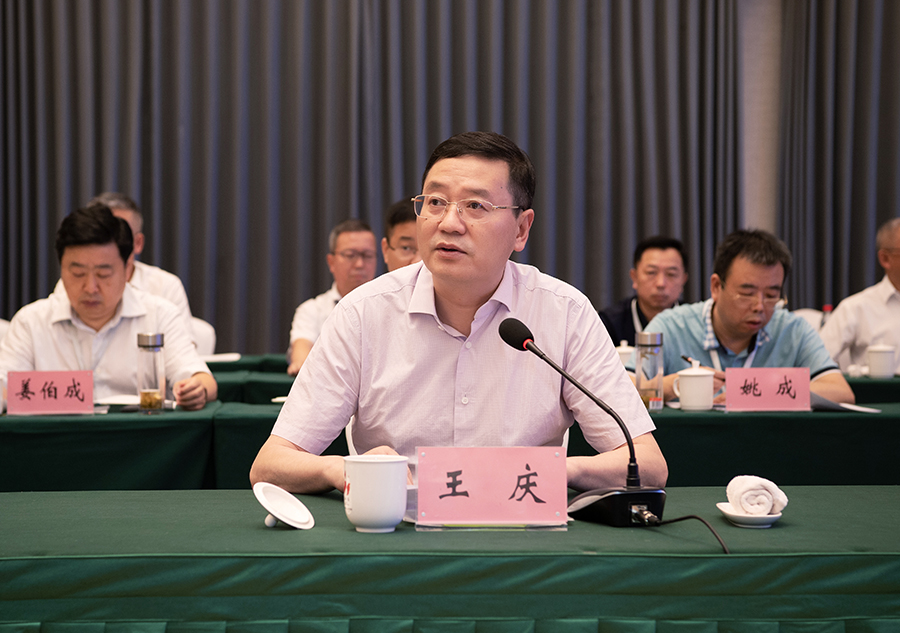 3市委统战部常务副部长王庆主持会议.jpg