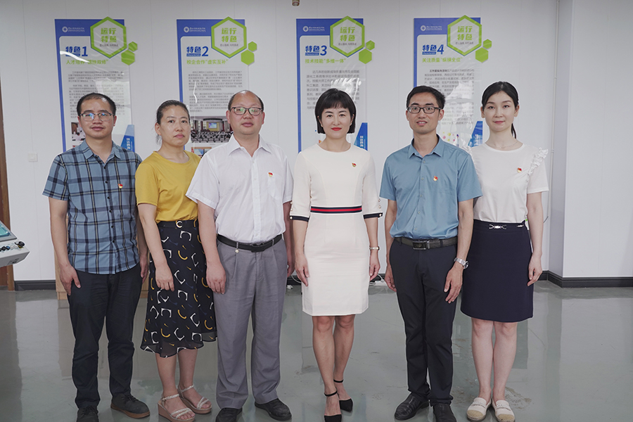 课程思政教学团队合影.jpg