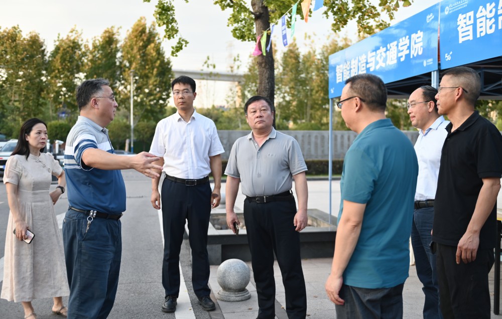 校领导检查迎新准备工作(1).jpg