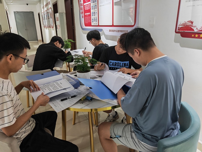 协助辅导员老师整理毕业生档案材料.jpg