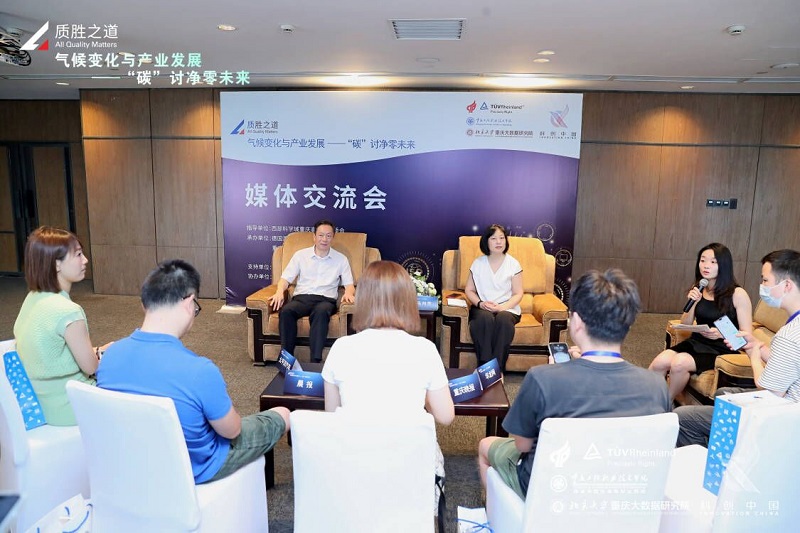 唐校长接受媒体采访2.jpg