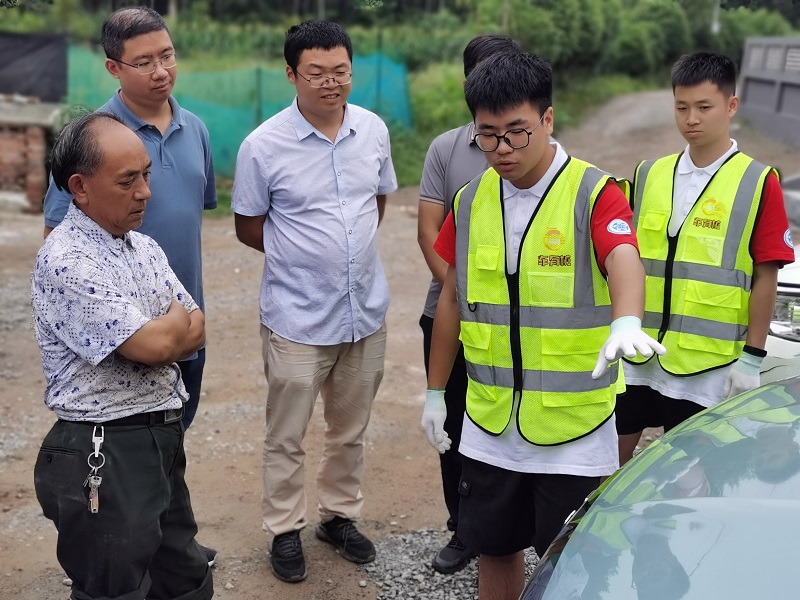 “车有桩”团队为村民普及电动汽车知识.jpg
