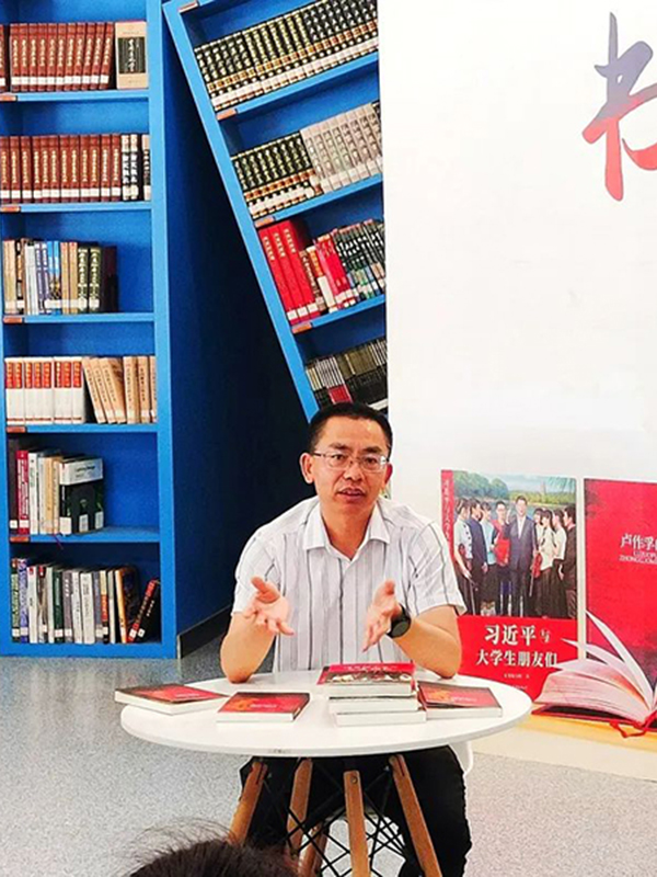 重庆社会主义学院客座教授罗高利做客读书沙龙.jpg