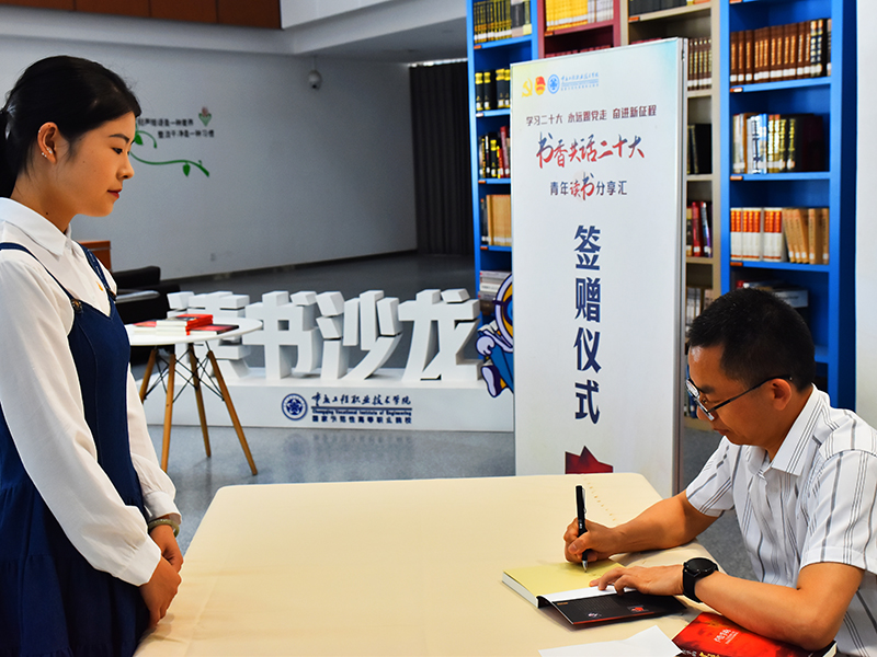 罗高利教授为参加活动的同学现场签名赠书(1).jpg