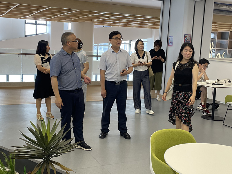 2参观浙江水利水电学院图书馆.png