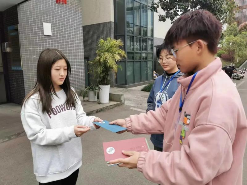 阅读推广中心”邮差”们将书信送同学手中(1).jpg