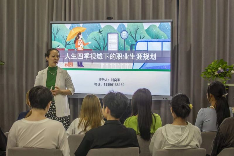 学校人事处副处长刘奕岑做客沙龙.jpg