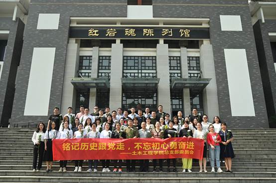 一群人站在建筑前描述已自动生成