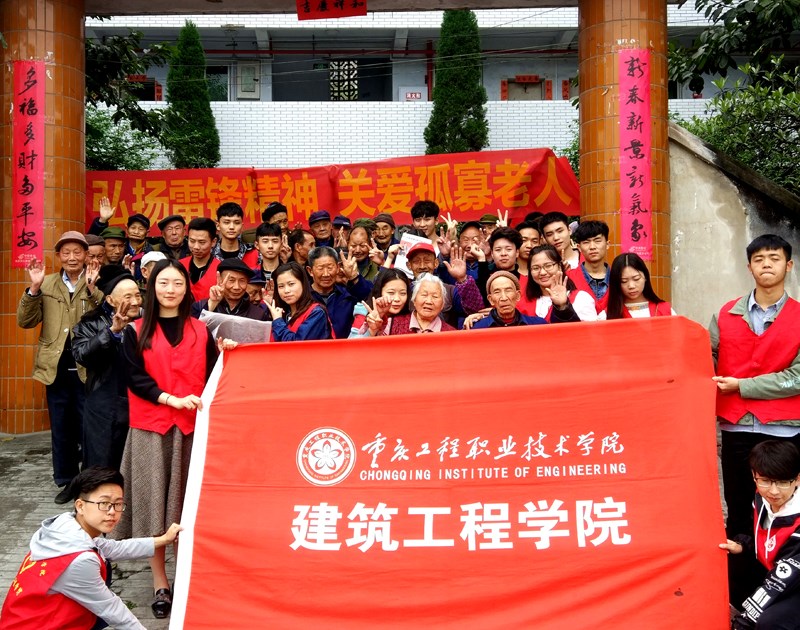志愿者和敬老院老人合影留念.jpg