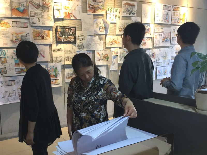 成都工业职业技术学院一行参观艺设学院工作室.jpg